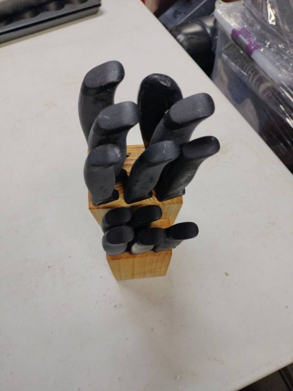 lot 33800 image: 13 Piece Knife and Block Set