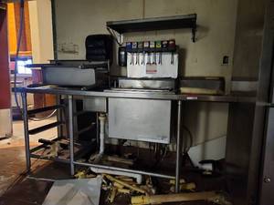 lot 19389 image: Commercial Stainless Steel Prep Counter with 8-Valve Beverage Dispenser System