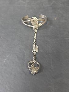 lot 126 image: Eagle Design Slave Bracelet with Ring Chain, Size 9.25