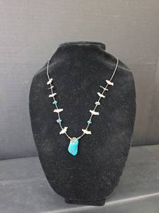 lot 194 image: Turquoise and Carved Bird Fetish Necklace