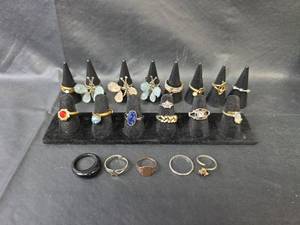 lot 211 image: Mixed Jewelry Ring Collection