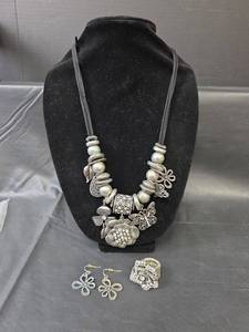 lot 243 image: Silver Jewelry Set with Earrings and Elastic Ring