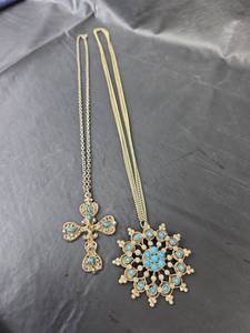 lot 262 image: Turquoise and Gold Tone Necklaces