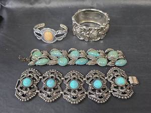 lot 276 image: Bracelet Collection