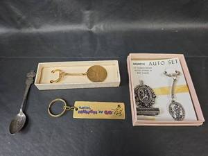 lot 277 image: Collectible Key Chain and Auto Set Bundle