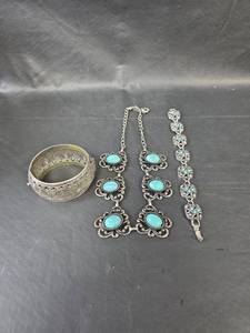 lot 279 image: Turquoise and Silver Toned Jewelry