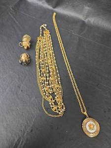 lot 288 image: Vintage Jewelry