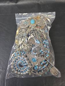 lot 305 image: Jewelry Pieces and Parts