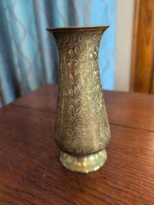 lot 2205 image: Decorative Brass Flower Vase