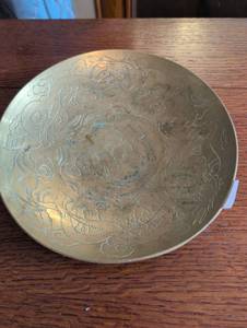 lot 2227 image: Decorative Brass Wall Plate with Floral Design 10 inch wide