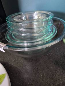 lot 2248 image: Pyrex Glass Nesting Mixing Bowl Set