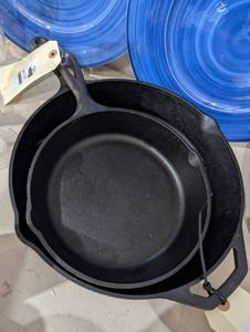 lot 2303 image: Cast Iron Skillet Set - USA Made
