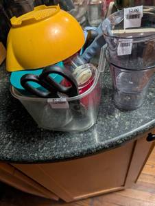lot 2311 image: Kitchen Accessories Lot - Bowl, Scissors and Measuring Cup