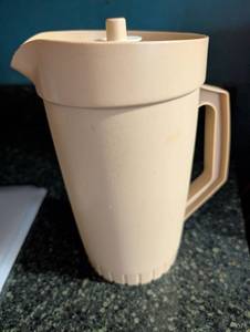 lot 2322 image: Tupperware 2-Quart Classic Pitcher