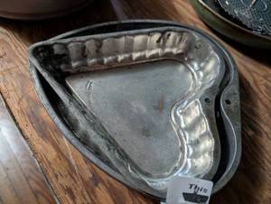 lot 2323 image: Heart Shaped Aluminum Cake Pan