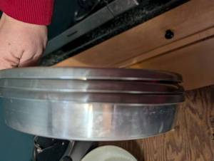 lot 2326 image: Round Aluminum Cake Pan Set