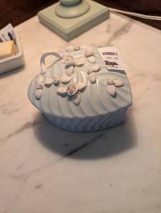 lot 2345 image: Light Blue Ceramic Shell Trinket Box