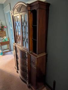 lot 2349 image: Traditional Mahogany China Cabinet with Glass Doors