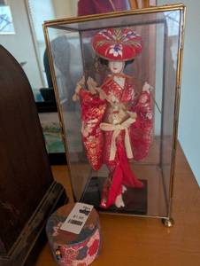 lot 2371 image: Japanese Geisha Doll in Display Case