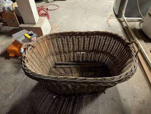 lot 2410 image: Large Oval Wicker Basket