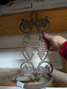 lot 2415 image: Decorative Cast Iron Owl Bracket