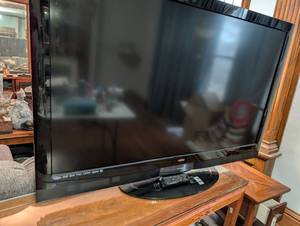 lot 2444 image: Vizio Flat Screen TV with Remote