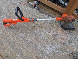 lot 2447 image: Black & Decker Cordless String Trimmer