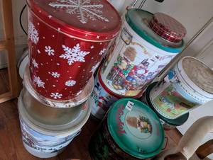 lot 2456 image: Holiday Popcorn  Tin Collection