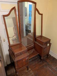 lot 2479 image: 1920s Three-Mirror Wooden Vanity