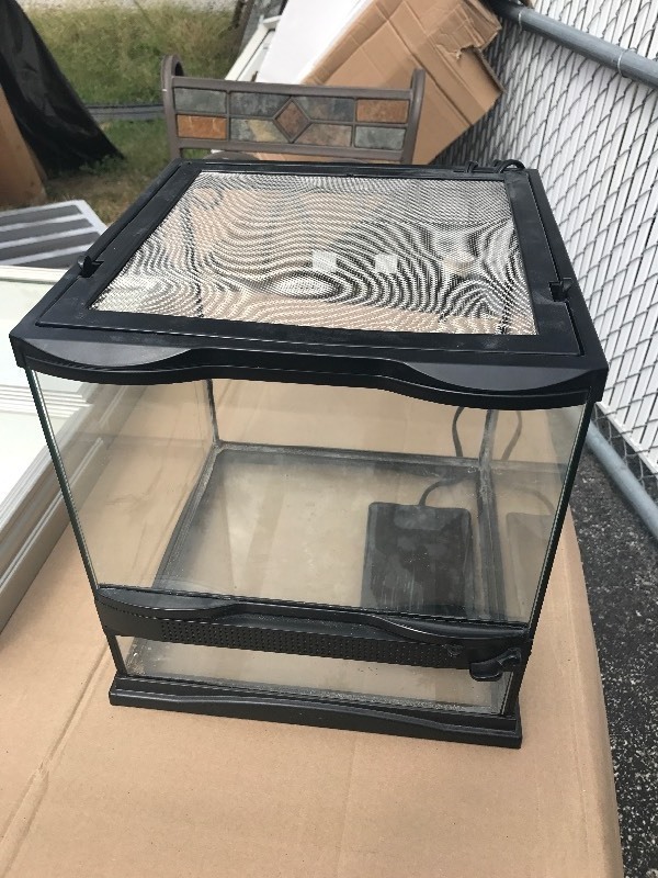 lot 9383 image: Reptile cage with built-in floor warmer 17 x 17 x 17