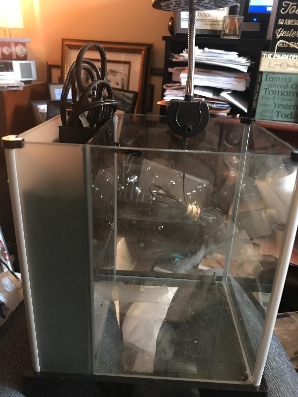 lot 9426 image: Small aquarium fish isolation tank with built-in filter pump and LED light light does not have the adapter easy fix