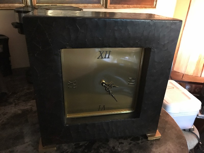 lot 806 image: Heavy duty decorative mantle clock very nice and elegant
