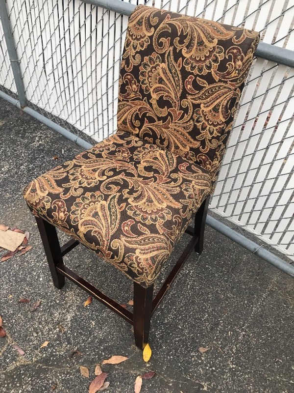 lot 850 image: Beautiful mid height chair