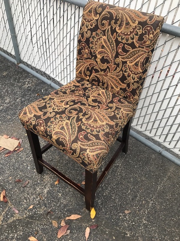 lot 851 image: Beautiful mid height chair