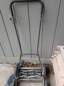 lot 822 image: Manual Push Reel Lawn Mower