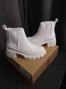 lot 2801 image: IIDFU White Platform Chelsea Boots