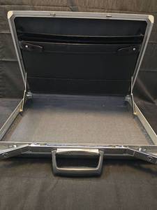 lot 1122 image: Samsonite Gray plastic Briefcase