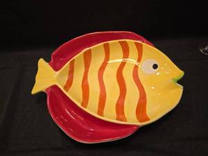 lot 1134 image: Decorative Tropical Fish Ceramic Plate