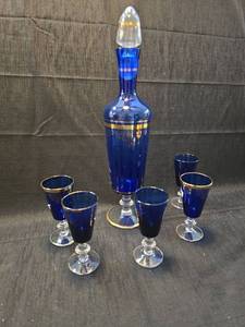 lot 1135 image: Cobalt Blue Glass Decanter Set with Gold Trim