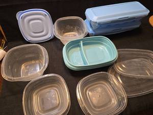 lot 1143 image: Rubbermaid Food Storage Container Set