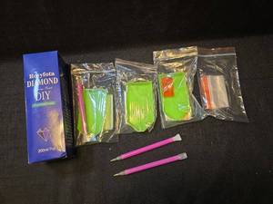 lot 1146 image: Rovyfota Diamond DIY Sealing Kit - 200ml  Diamond painting kit