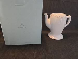 lot 2028 image: PartyLite White Ceramic Tea Light Holder