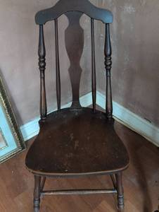lot 1506 image: Early American Style Wood Chair