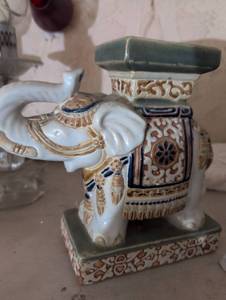 lot 1527 image: Decorative Ceramic Elephant Plant Stand