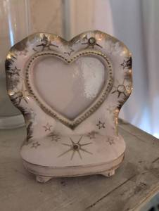 lot 1531 image: White Porcelain Heart Frame with Stars
