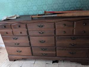 lot 1539 image: 1940s Colonial Maple Bedroom Set