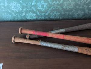 lot 1540 image: Hillerich & Bradsby Louisville Baseball Bats