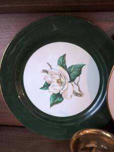 lot 1579 image: Homer Laughlin Magnolia Dinner Plate