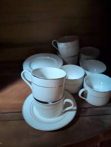 lot 1583 image: Gibson White Porcelain Tea Set with Gold Trim