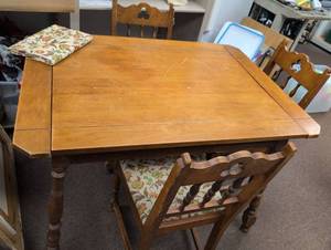 lot 300 image: MCM Maple Colonial Style Dining Set with Floral Cushions 3 chairs and additional fabric Table has extensions on both sides